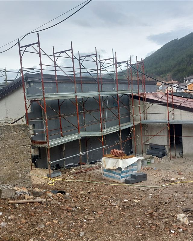 Cappotto termico in posa su facciata, cantiere NVN Impresa Edile