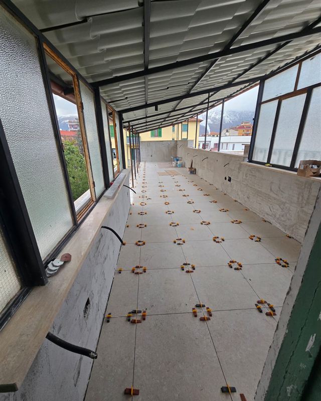Posa di pavimenti e rivestimenti, cantiere NVN Impresa Edile