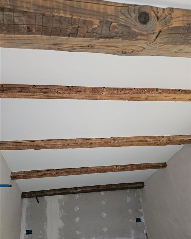 Tetto in legno con travi a vista realizzato da NVN Impresa Edile